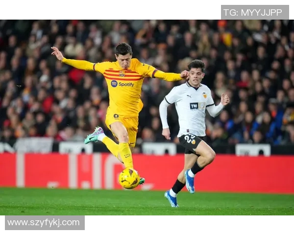 足球巨星指天庆祝瞬间壁纸:荣耀与激情的完美定格 足球巨星指天庆祝瞬间壁纸:荣耀与激情的完美定格