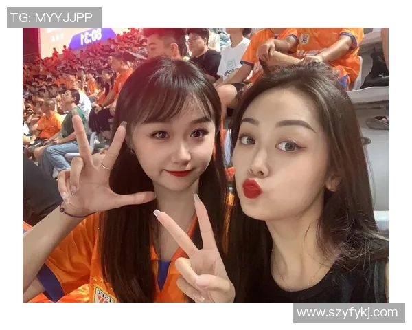 足球球星携手合影温馨瞬间女球迷心动难忘共谱绿茵传奇