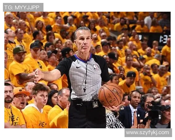 足球球星理发店内悠闲梳头瞬间展现赛场外独特魅力风采